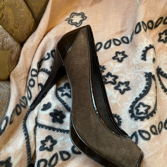 Donald Pliner Pumps  Gorgeous! Like new. Size 8.5 M - Picture 5 of 7